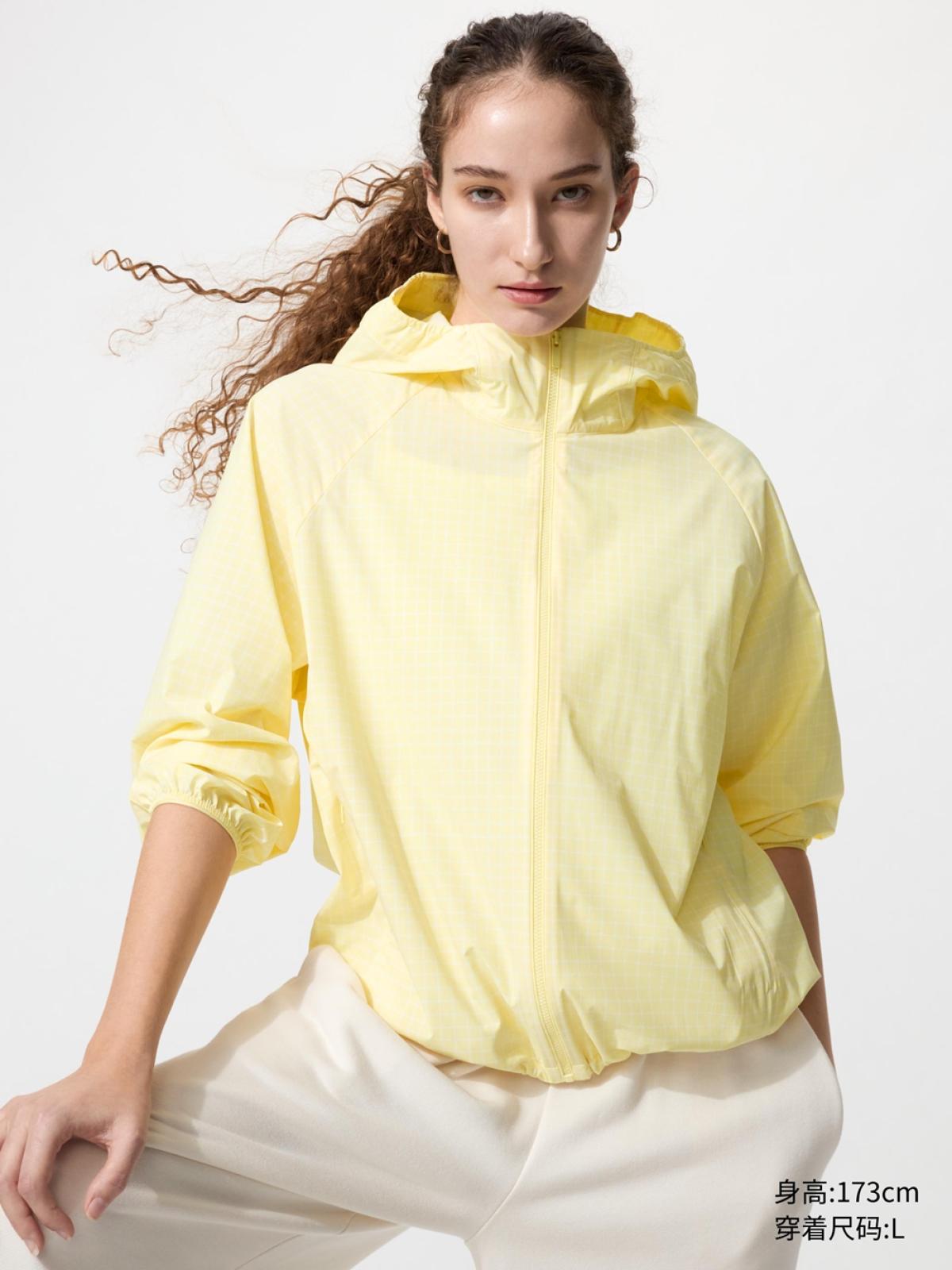 UNIQLO Складная куртка с капюшоном и защитой от ультрафиолета в клетку